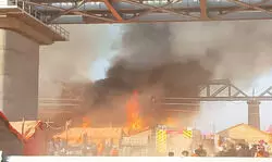 शास्त्री ब्रिज के नीचे पंडालों में लगी आग, 18 टेंट जलकर हुए राख; आग पर पाया गया काबू शास्त्री ब्रिज के नीचे पंडालों में लगी आग, 18 टेंट जलकर हुए राख; आग पर पाया गया काबू