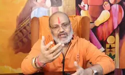 जूना अखाड़े के महामंडलेश्वर यति नरसिंहानंद गिरी ने कहा कि पाकिस्तान और बांग्लादेश में जिस तरह से हिंदूओं पर अत्याचार हो रहा है उसके लिए भारत को ठोस कदम उठाने की जरूरत है। जूना अखाड़े के महामंडलेश्वर यति नरसिंहानंद गिरी ने कहा कि पाकिस्तान और बांग्लादेश में जिस तरह से हिंदूओं पर अत्याचार हो रहा है उसके लिए भारत को ठोस कदम उठाने की जरूरत है।