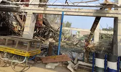 рдХрдиреНрдиреМрдЬ рд╕реНрдЯреЗрд╢рди рд╣рд╛рджрд╕реЗ рдореЗрдВ рдЕрдм рд░реЗрд▓ рдЬрд┐рд╣рд╛рдж рдХрд╛ рдореЛрдбрд╝... рд╡реАрдбрд┐рдпреЛ рдореЗрдВ рд╢рдЯрд░рд┐рдВрдЧ рд╕реЗ рдЫреЗрдбрд╝рдЫрд╛рдбрд╝ рдХрд░рддрд╛ рджрд┐рдЦрд╛ рдпреБрд╡рдХ; рдЬрд╛рдВрдЪ рд╢реБрд░реВ рдХрдиреНрдиреМрдЬ рд╕реНрдЯреЗрд╢рди рд╣рд╛рджрд╕реЗ рдореЗрдВ рдЕрдм рд░реЗрд▓ рдЬрд┐рд╣рд╛рдж рдХрд╛ рдореЛрдбрд╝... рд╡реАрдбрд┐рдпреЛ рдореЗрдВ рд╢рдЯрд░рд┐рдВрдЧ рд╕реЗ рдЫреЗрдбрд╝рдЫрд╛рдбрд╝ рдХрд░рддрд╛ рджрд┐рдЦрд╛ рдпреБрд╡рдХ; рдЬрд╛рдВрдЪ рд╢реБрд░реВ