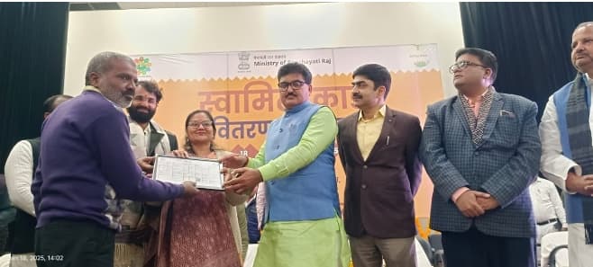 घरों को मिली पहचान, बांटी गई घरौनी घरों को मिली पहचान, बांटी गई घरौनी