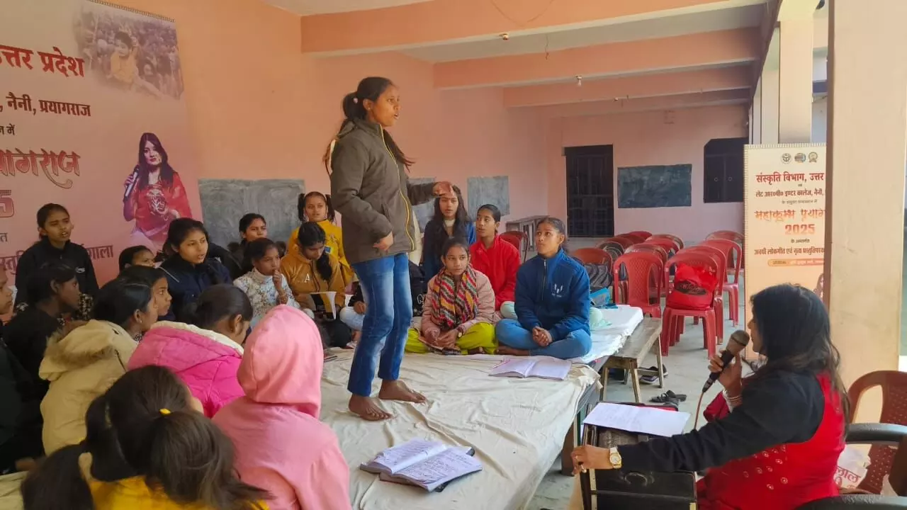 महाकुंभ प्रयागराज में लखनऊ के कलाकार सिखा रहे कला की बारिकियां महाकुंभ प्रयागराज में लखनऊ के कलाकार सिखा रहे कला की बारिकियां