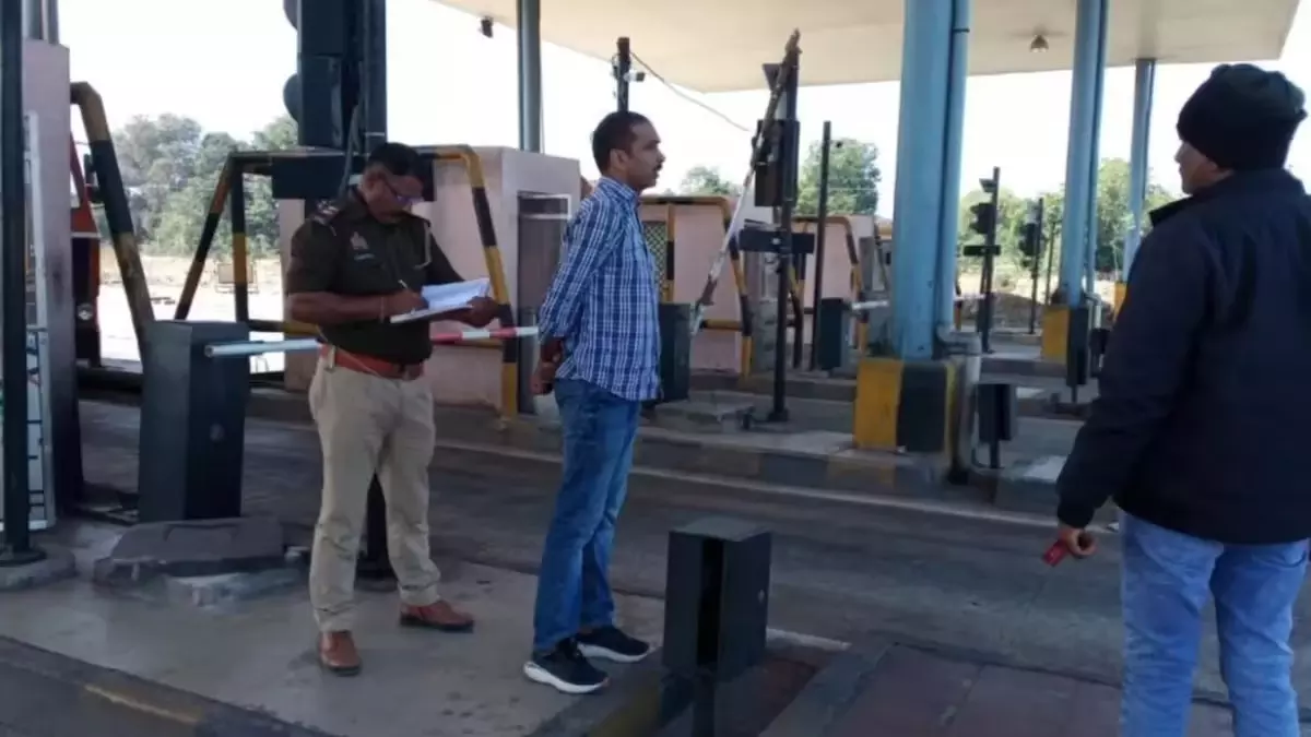 मीरजापुर में टोल प्लाजा पर लखनऊ STF का छापा, 120 करोड़ गबन के आरोप में तीन हिरासत में मीरजापुर में टोल प्लाजा पर लखनऊ STF का छापा, 120 करोड़ गबन के आरोप में तीन हिरासत में