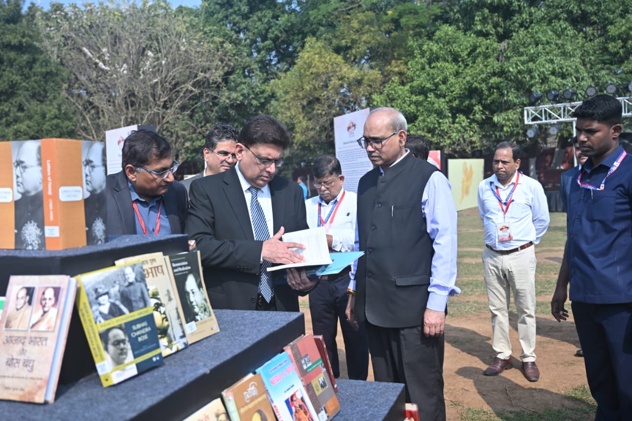 नेताजी के जन्मदिवस पर लगी साहित्य अकादमी की पुस्तक प्रदर्शनी नेताजी के जन्मदिवस पर लगी साहित्य अकादमी की पुस्तक प्रदर्शनी