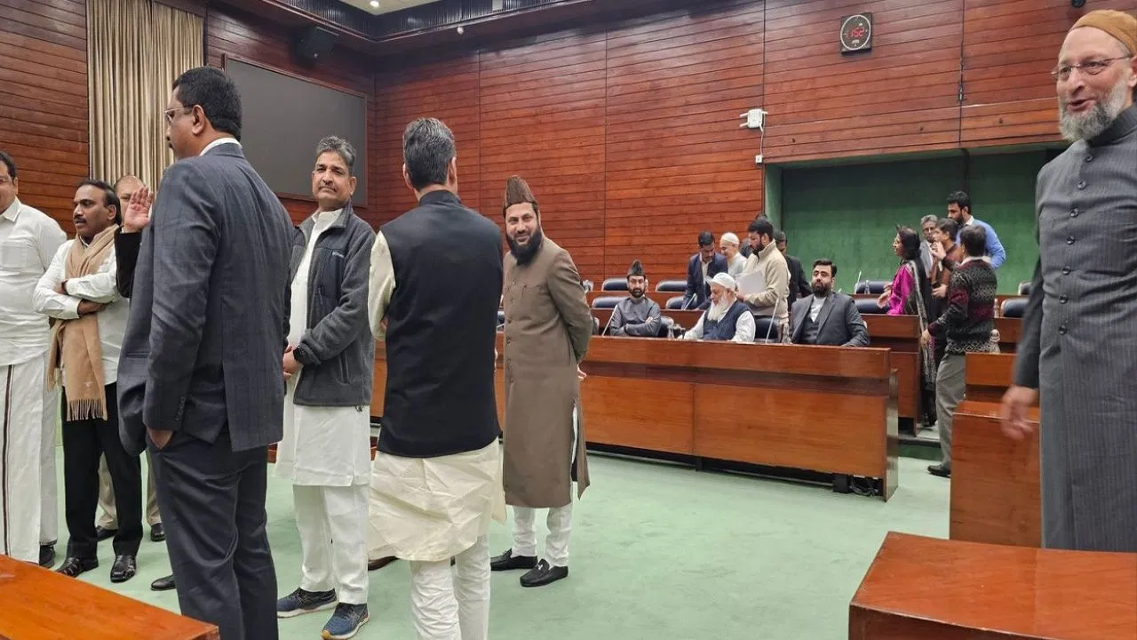 वक्फ पर बनी JPC की बैठक में हंगामा, बुलाना पड़ा मार्शल, ओवैसी-कल्याण समेत 10 विपक्षी सांसद सस्पेंड वक्फ पर बनी JPC की बैठक में हंगामा, बुलाना पड़ा मार्शल, ओवैसी-कल्याण समेत 10 विपक्षी सांसद सस्पेंड