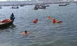 महाकुंभ में एक और हादसा, किलाघाट के पास पलटी नाव; NDRF की टीम ने लगाई छलांग लोगों को बचा लिया महाकुंभ में एक और हादसा, किलाघाट के पास पलटी नाव; NDRF की टीम ने लगाई छलांग लोगों को बचा लिया