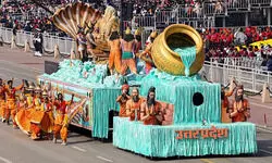 कर्तव्य पथ पर यूपी की झांकी में दिखी महाकुंभ की झलक कर्तव्य पथ पर यूपी की झांकी में दिखी महाकुंभ की झलक