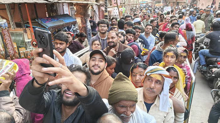 महाकुंभ की भीड़ से काशी हाउसफुल, सड़क पर उतरे अफसर; गोदौलिया- दशाश्वमेध रूट बंद महाकुंभ की भीड़ से काशी हाउसफुल, सड़क पर उतरे अफसर; गोदौलिया- दशाश्वमेध रूट बंद