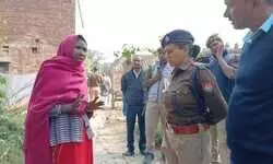 डीआईजी के निर्देश पर प्रीती के मौत मामले की जांच करने पहुंची सीओं स्वर्णिमा सिंह डीआईजी के निर्देश पर प्रीती के मौत मामले की जांच करने पहुंची सीओं स्वर्णिमा सिंह