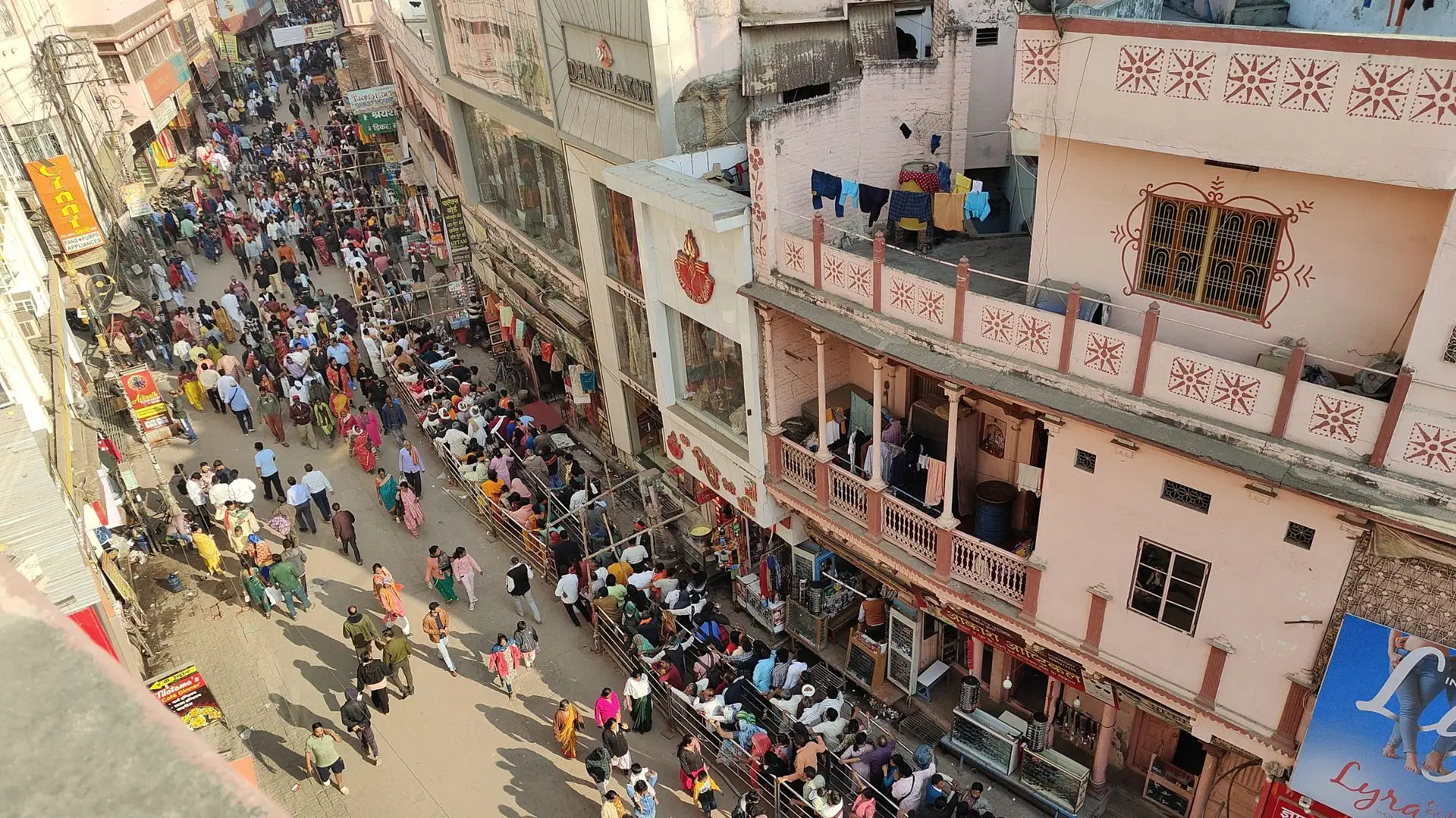 काशी में महाकुंभ की भीड़, देर तक जागे बाबा विश्वनाथ, रात एक बजे तक दर्शन, 11 लाख भक्त पहुंचे काशी में महाकुंभ की भीड़, देर तक जागे बाबा विश्वनाथ, रात एक बजे तक दर्शन, 11 लाख भक्त पहुंचे