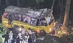 महाकुंभ से लौट रही श्रद्धालुओं से भरी बस दुर्घटनाग्रस्त; पिता-पुत्र समेत तीन मरे व 30 जख्मी महाकुंभ से लौट रही श्रद्धालुओं से भरी बस दुर्घटनाग्रस्त; पिता-पुत्र समेत तीन मरे व 30 जख्मी