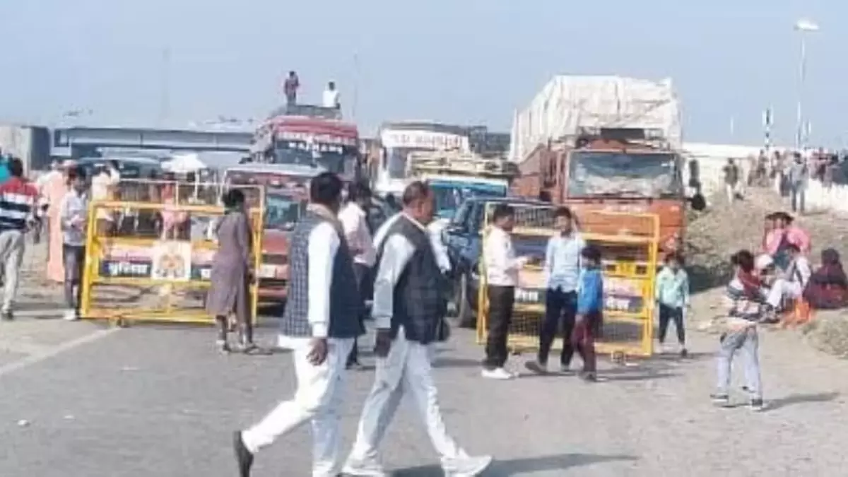 चित्रकूट से प्रयागराज जाने वाले वाहनों पर रोक, लौटने वाला रूट खुला; 30 हजार से अधिक वाहन फंसे चित्रकूट से प्रयागराज जाने वाले वाहनों पर रोक, लौटने वाला रूट खुला; 30 हजार से अधिक वाहन फंसे