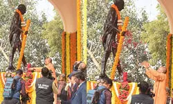 सीएम ने बापू को दी स्वरांजलि, बोले- उनके जीवन से मिलता विश्व शांति का मार्ग सीएम ने बापू को दी स्वरांजलि, बोले- उनके जीवन से मिलता विश्व शांति का मार्ग