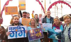 रूस के पर्यटकों ने स्वच्छता के लिए किया जागरूक, दशाश्वमेध घाट पर चलाया गया अभियान रूस के पर्यटकों ने स्वच्छता के लिए किया जागरूक, दशाश्वमेध घाट पर चलाया गया अभियान