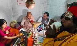 सपा सांसद डिंपल यादव का बालयोगी महंत रामदास ने स्वागत कर दिया आशीर्वाद सपा सांसद डिंपल यादव का बालयोगी महंत रामदास ने स्वागत कर दिया आशीर्वाद