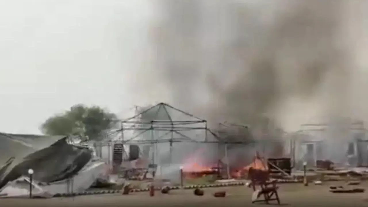 महाकुंभ में फिर लगी आग, बुझाने में जुटी फायर ब्रिगेड टीम; सेक्टर-22 में हुआ हादसा महाकुंभ में फिर लगी आग, बुझाने में जुटी फायर ब्रिगेड टीम; सेक्टर-22 में हुआ हादसा