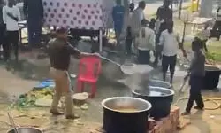 महाकुंभ में श्रद्धालुओं के खाने में बालू डालने वाला इंस्पेक्टर सस्पेंड, डीसीपी सिटी ने विभागीय जांच भी बैठाई महाकुंभ में श्रद्धालुओं के खाने में बालू डालने वाला इंस्पेक्टर सस्पेंड, डीसीपी सिटी ने विभागीय जांच भी बैठाई