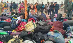 рдЗрддрдиреА рднреАрдбрд╝ рдереА рдХрд┐ рдардВрдб рдореЗрдВ рднреА рдЖ рд░рд╣рд╛ рдерд╛ рднрдВрдпрдХрд░ рдкрд╕реАрдирд╛, рднрдЧрджрдбрд╝ рд╣реБрдИ рдФрд░ рдЪрд╛рд░реЛрдВ рддрд░рдл рдордЪреА рдЪреАрддреНрдХрд╛рд░; рдорд╣рд╛рдХреБрдВрдн рднрдЧрджрдбрд╝ рдХреА рдЕрд╕рд▓реА рдХрд╣рд╛рдиреА рдЗрддрдиреА рднреАрдбрд╝ рдереА рдХрд┐ рдардВрдб рдореЗрдВ рднреА рдЖ рд░рд╣рд╛ рдерд╛ рднрдВрдпрдХрд░ рдкрд╕реАрдирд╛, рднрдЧрджрдбрд╝ рд╣реБрдИ рдФрд░ рдЪрд╛рд░реЛрдВ рддрд░рдл рдордЪреА рдЪреАрддреНрдХрд╛рд░; рдорд╣рд╛рдХреБрдВрдн рднрдЧрджрдбрд╝ рдХреА рдЕрд╕рд▓реА рдХрд╣рд╛рдиреА