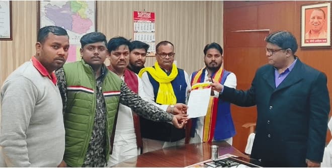 अवैध टोल पर भड़के लोग,डीएम को सौंपा ज्ञापन अवैध टोल पर भड़के लोग,डीएम को सौंपा ज्ञापन