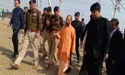 सीएम योगी ने संगम तट पर व्यवस्थाओं का लिया जायजा, संतों से की मुलाकात