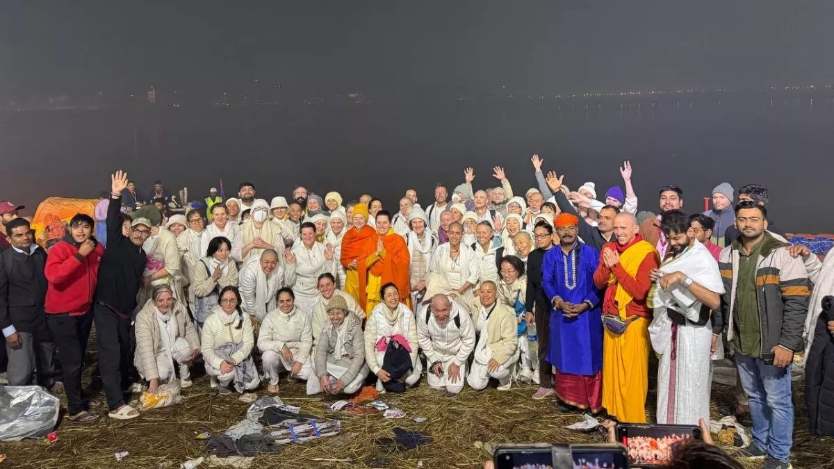 विदेशों में बढ़ रहा सनातन धर्म का क्रेज, 150 से अधिक Foreigners ने महाकुंभ में ली दीक्षा विदेशों में बढ़ रहा सनातन धर्म का क्रेज, 150 से अधिक Foreigners ने महाकुंभ में ली दीक्षा