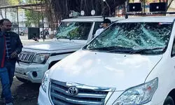 सैफई। बिजली चोरी पकड़ने गई टीम पर हमला, सरकारी गाड़ियां तोड़ीं; मारपीट कर मोबाइल छीने सैफई। बिजली चोरी पकड़ने गई टीम पर हमला, सरकारी गाड़ियां तोड़ीं; मारपीट कर मोबाइल छीने