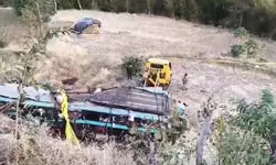 नाशिक-गुजरात हाईवे पर लग्जरी बस खाई में गिरी, 7 यात्रियों की मौत, 15 घायल नाशिक-गुजरात हाईवे पर लग्जरी बस खाई में गिरी, 7 यात्रियों की मौत, 15 घायल