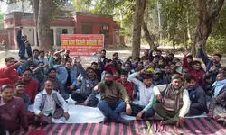 बिना नोटिस 346 बिजलीकर्मी बर्खास्त, गन्ना दफ्तर में जोरदार प्रदर्शन, बड़े आंदोलन की चेतावनी दी बिना नोटिस 346 बिजलीकर्मी बर्खास्त, गन्ना दफ्तर में जोरदार प्रदर्शन, बड़े आंदोलन की चेतावनी दी