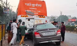 वाराणसी : श्रद्धालुओं से भरी बस में कार ने मारी टक्कर, युवक की मौत; तीन लोग घायल वाराणसी : श्रद्धालुओं से भरी बस में कार ने मारी टक्कर, युवक की मौत; तीन लोग घायल