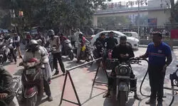 नो हेलमेट नो फ्यूल की उड़ रही धज्जियां: पेट्रोल पंप पर बैनर के साथ रख दिए हेलमेट, आइए पहनकर लीजिए तेल नो हेलमेट नो फ्यूल की उड़ रही धज्जियां: पेट्रोल पंप पर बैनर के साथ रख दिए हेलमेट, आइए पहनकर लीजिए तेल