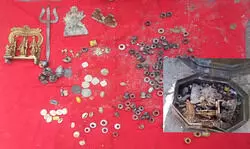 हनुमान मंदिर में खोदाई के दौरान मिला राम दरबार, पीतल के बक्से में रखी थीं मूर्तियां, लोगों में कौतूहल हनुमान मंदिर में खोदाई के दौरान मिला राम दरबार, पीतल के बक्से में रखी थीं मूर्तियां, लोगों में कौतूहल