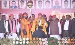 अयोध्या के धर्मगुरुओं ने गदा भेट कर अखिलेश यादव का स्वागत कर दिया आशीर्वाद अयोध्या के धर्मगुरुओं ने गदा भेट कर अखिलेश यादव का स्वागत कर दिया आशीर्वाद