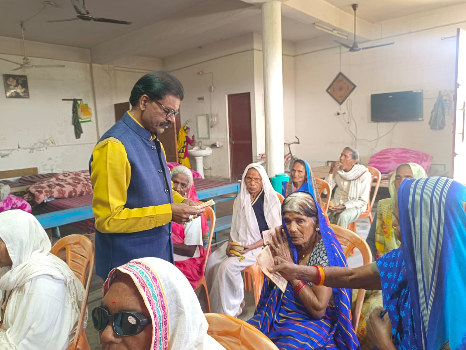 बाराबंकी के बृद्धा आश्रम में रंगा रंग कार्यक्रम के साथ मनाई गई बसन्त पंचमी बाराबंकी के बृद्धा आश्रम में रंगा रंग कार्यक्रम के साथ मनाई गई बसन्त पंचमी