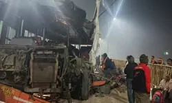 गोरखपुर में भीषण सड़क हादसा, महाकुंभ से आ रही तेज रफ्तार बस खड़ी ट्रक से टकराई, 12 यात्री घायल गोरखपुर में भीषण सड़क हादसा, महाकुंभ से आ रही तेज रफ्तार बस खड़ी ट्रक से टकराई, 12 यात्री घायल