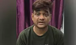 वाराणसी : कार से टच होने पर सिपाही ने व्यापारी को कॉलर पकड़ कर खींचा, फिर जमकर की पिटाई; निलंबित वाराणसी : कार से टच होने पर सिपाही ने व्यापारी को कॉलर पकड़ कर खींचा, फिर जमकर की पिटाई; निलंबित