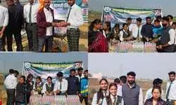 चंदौली: राइजिंग सन वर्ल्ड स्कूल के छात्रों ने दिखाया सेवा और समर्पण, महाकुंभ प्रयागराज जाने वाले श्रद्धालुओं को वितरित की राहत सामग्री... चंदौली: राइजिंग सन वर्ल्ड स्कूल के छात्रों ने दिखाया सेवा और समर्पण, महाकुंभ प्रयागराज जाने वाले श्रद्धालुओं को वितरित की राहत सामग्री...