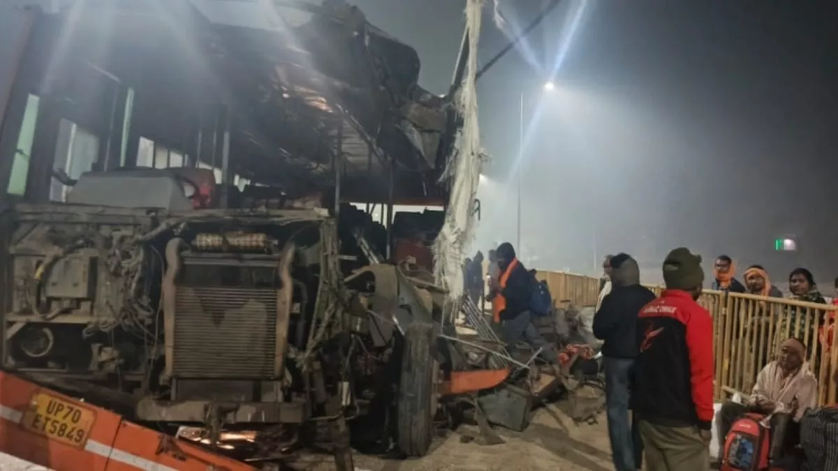 गोरखपुर में भीषण सड़क हादसा, महाकुंभ से आ रही तेज रफ्तार बस खड़ी ट्रक से टकराई, 12 यात्री घायल गोरखपुर में भीषण सड़क हादसा, महाकुंभ से आ रही तेज रफ्तार बस खड़ी ट्रक से टकराई, 12 यात्री घायल