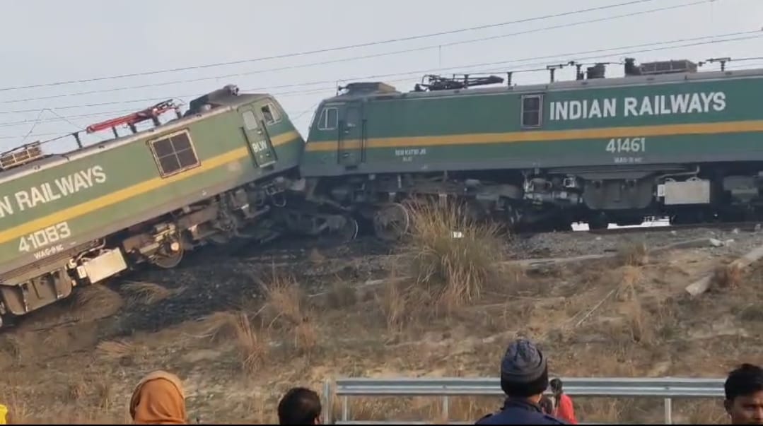 दो मालगाड़ी ट्रेनों की भिड़ंत, पटरी से उतरे इंजन; DFC की अपलाइन हावड़ा-दिल्ली रूट ठप दो मालगाड़ी ट्रेनों की भिड़ंत, पटरी से उतरे इंजन; DFC की अपलाइन हावड़ा-दिल्ली रूट ठप