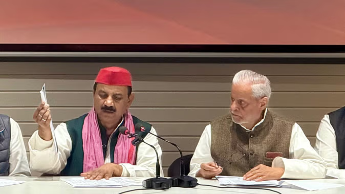 मिल्कीपुर उपचुनाव: सपा के प्रदेश अध्यक्ष का बड़ा आरोप, हमारे कार्यकर्ताओं और एजेंट को पीट रही पुलिस मिल्कीपुर उपचुनाव: सपा के प्रदेश अध्यक्ष का बड़ा आरोप, हमारे कार्यकर्ताओं और एजेंट को पीट रही पुलिस
