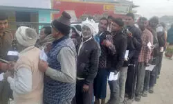 मिल्कीपुर उपचुनाव के लिए मतदान शुरू हो गया है। मतदाता पर्ची के साथ बड़ी संख्या में वोटर कतारबद्ध हो गए हैं। सुरक्षा घेरे में उन्हें बूथ के भीतर जाने दिया जा रहा है। मिल्कीपुर उपचुनाव के लिए मतदान शुरू हो गया है। मतदाता पर्ची के साथ बड़ी संख्या में वोटर कतारबद्ध हो गए हैं। सुरक्षा घेरे में उन्हें बूथ के भीतर जाने दिया जा रहा है।