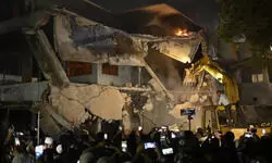 शेख हसीना के भाषण के बीच बांग्लादेश में हिंसा भड़की, भीड़ ने शेख मुजीबुर्रहमान का घर जलाया शेख हसीना के भाषण के बीच बांग्लादेश में हिंसा भड़की, भीड़ ने शेख मुजीबुर्रहमान का घर जलाया