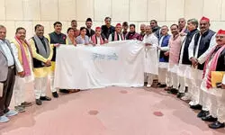 समाजवादी पार्टी ने चुनाव आयोग को भेजा कफन समाजवादी पार्टी ने चुनाव आयोग को भेजा कफन