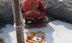 संभल: नदी के पास निकला पत्थर, लोगों ने माना चमत्कार, पूजा-पाठ करने को उमड़ी भीड़ संभल: नदी के पास निकला पत्थर, लोगों ने माना चमत्कार, पूजा-पाठ करने को उमड़ी भीड़