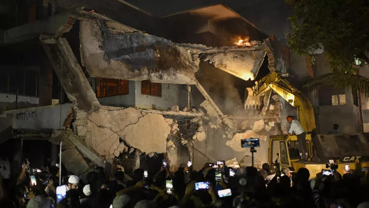 शेख हसीना के भाषण के बीच बांग्लादेश में हिंसा भड़की, भीड़ ने शेख मुजीबुर्रहमान का घर जलाया शेख हसीना के भाषण के बीच बांग्लादेश में हिंसा भड़की, भीड़ ने शेख मुजीबुर्रहमान का घर जलाया