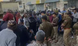 आगरा : हिरासत में मौत पर इंस्पेक्टर लाइन हाजिर, तीन दारोगा निलंबित, पीड़ित परिवार को इंसाफ की मांग आगरा : हिरासत में मौत पर इंस्पेक्टर लाइन हाजिर, तीन दारोगा निलंबित, पीड़ित परिवार को इंसाफ की मांग