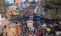 महाजाम की चपेट में महाकुंभ! प्रयागराज के 35 KM पहले से लगी गाड़ियों की कतारें महाजाम की चपेट में महाकुंभ! प्रयागराज के 35 KM पहले से लगी गाड़ियों की कतारें