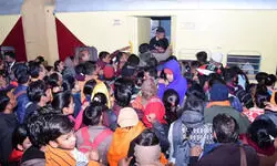 महाकुंभ में भीड़ बढ़ी तो झांसी में रेल व्यवस्था हुई कड़ी, सुरक्षा को लेकर अतिरिक्त फोर्स तैनात महाकुंभ में भीड़ बढ़ी तो झांसी में रेल व्यवस्था हुई कड़ी, सुरक्षा को लेकर अतिरिक्त फोर्स तैनात