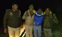कारोबारी की आंखों में मिर्च डालकर आभूषण लूटने वाला मुठभेड़ में गिरफ्तार, पैर में लगी पुलिस की गोली कारोबारी की आंखों में मिर्च डालकर आभूषण लूटने वाला मुठभेड़ में गिरफ्तार, पैर में लगी पुलिस की गोली