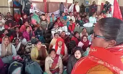 लखनऊ: विधानसभा कूच कर रहीं आशा वर्करों को पुलिस ने रोका, नोकझोंक के बाद उप मुख्यमंत्री से मिलने भेजा लखनऊ: विधानसभा कूच कर रहीं आशा वर्करों को पुलिस ने रोका, नोकझोंक के बाद उप मुख्यमंत्री से मिलने भेजा