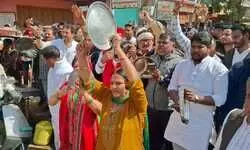 सड़क चौड़ीकरण की मांग को लेकर सड़क पर उतरे लोग,हाथ में ताली थाली और घंटी बजाकर किया प्रदर्शन... सड़क चौड़ीकरण की मांग को लेकर सड़क पर उतरे लोग,हाथ में ताली थाली और घंटी बजाकर किया प्रदर्शन...