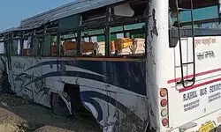 महाकुंभ स्नान कर लौटते श्रद्धालुओं की बस खाई में पलटी, महिला की मौत; 19 लोग घायल